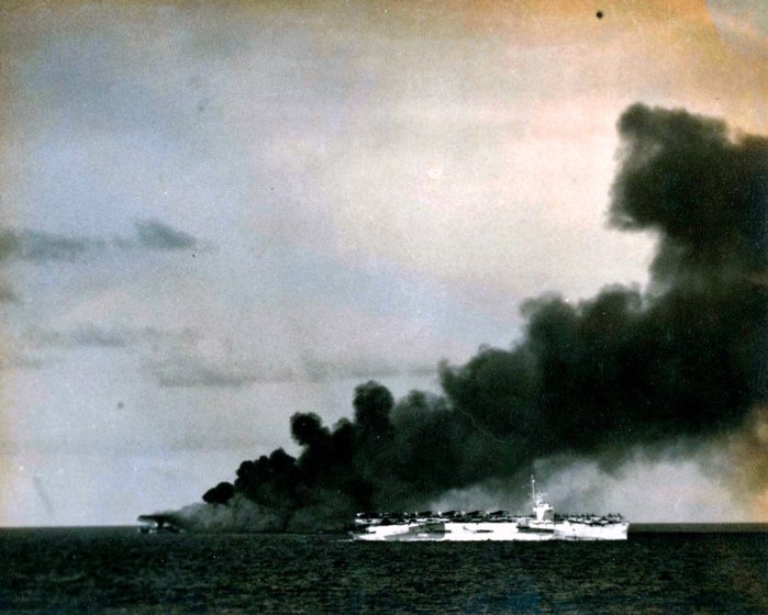 1945년 1월 4일 CVE-79 옴마니 베이 항모가 피격된 가운데 항행 중인 CVE-62 나토마베이 항모. 나토마베이는 최초의 가미가제 공격부터 최후의 공격까지 모두 겪으면서 온전히 보존된 함이었다. < 출처 : Public Domain >