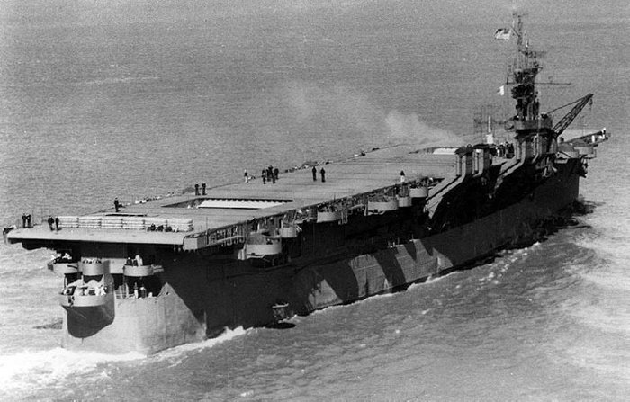 제2차 대전 당시 활약한 미국의 경항모 CVL-23 프린스턴. 크기는 카사블랑카급과 비슷하나 함대 간 전투에 투입할 수 있을 만큼 선체의 구조, 방어력, 속도 등에서 차이가 크다. < 출처 : Public Domain >