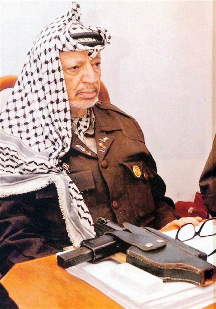 PLO의 아라파트 의장은 오랜 기간 함께 하던 리볼버를 대신하여 노년에는 PM-63을 휴대했다. <출처: Public Domain>