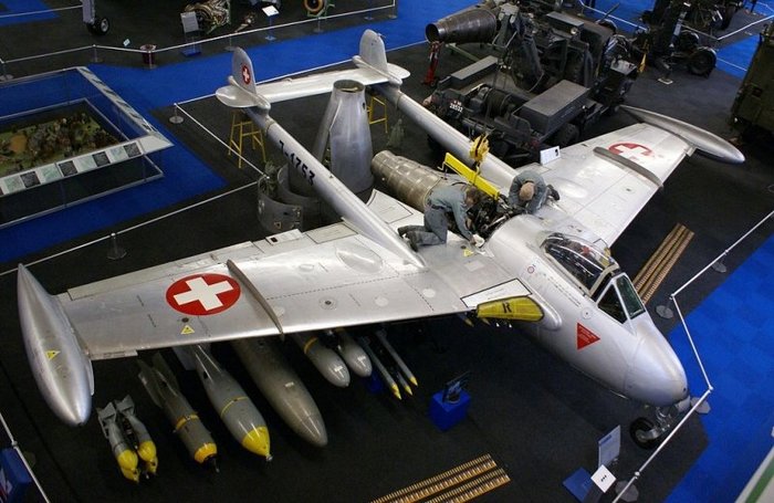 정비 중인 스위스 공군 소속 베놈 FB.54. 현지에서 엔진까지 면허 생산한 기종이다. < 출처 : Public Domain >