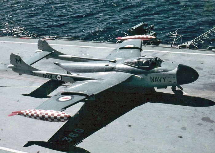 호주 해군 소속의 시 베놈 FAW.53 함상전투기 < 출처 : Public Domain >