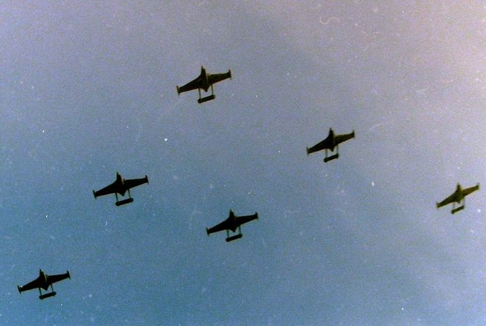 퇴역 직전인 1983년 시범 비행을 펼치는 스위스 공군의 베놈 편대. < 출처 : (cc) Anidaat at Wikimedia.org >