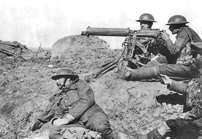 제1차 대전 당시에 맥심의 영국산 경량화 버전인 빅커스 기관총으로 전투를 벌이는 영국군. < 출처 : Public Domain >