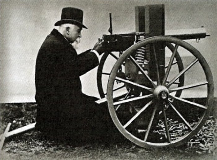 1884년 자신이 만든 기관총으로 사격 시범을 보이는 하이람 맥심. < 출처 : Public Domain >