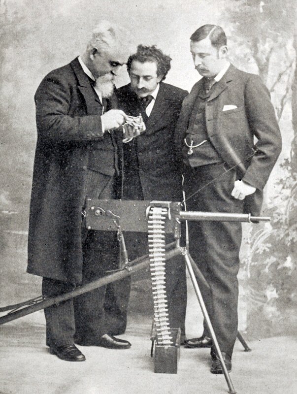 1895년 공학 잡지 관계자들에게 자신이 개발한 기관총을 소개하는 하이람 맥심. < 출처 : Public Domain >