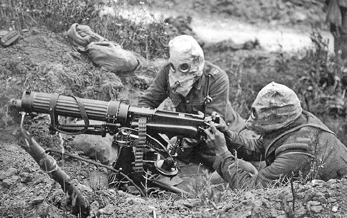 방독면을 쓰고 빅커스로 전투 중인 영국군. 제1차 대전의 상징인 참호, 가스, 기관총의 모습을 한 번에 보여주는 유명한 사진이다. < 출처 : Public Domain >