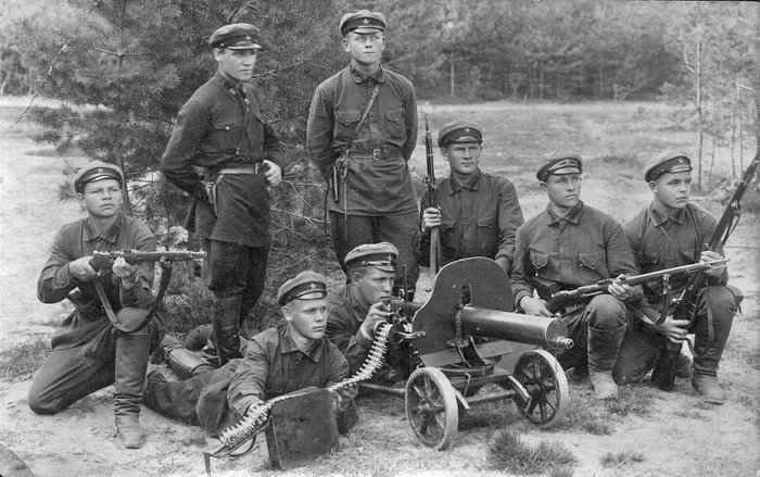 PM1910으로 무장한 1930년대 소련군. 무게가 많이 나가 중화기 취급을 받으며 팀 단위로 운용해야 했다. < 출처 : Public Domain >