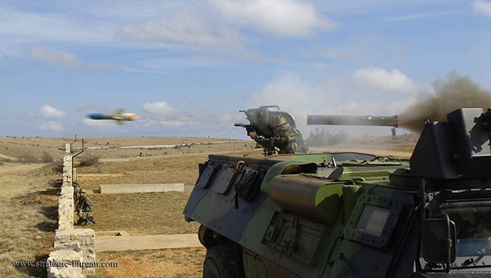 프랑스군 VAB 장갑차에서 발사되는 밀란 대전차 미사일 <출처 : strategic-bureau.com>