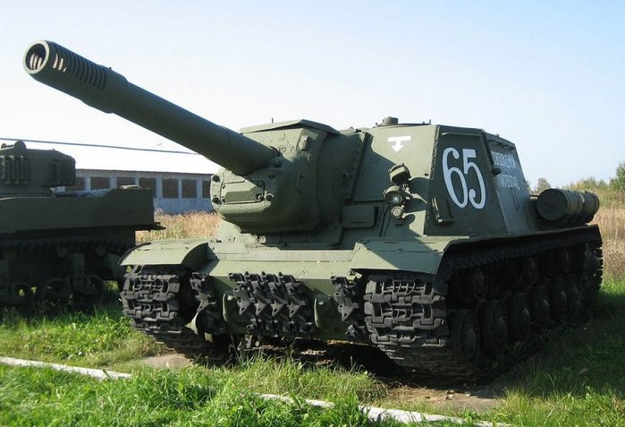 쿠빙카 박물관에 전시 중인 ISU-152. 주포의 공급 문제로 ISU-152의 양산이 지체되자 잠시간 임무를 담당하기 위해 재고 차체를 이용해 ISU-122의 개발이 시작되었다. < 출처 : GNU Free Documentation License >