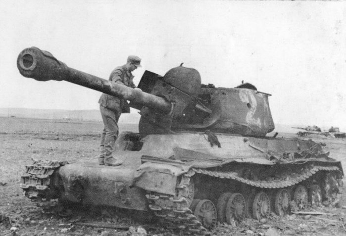 1945년 동프로이센에서 격파된 IS-2 전차. 소련이 상당히 기대를 걸었던 중전차였으나 쉽게 포탑이 관통 당해 어려움이 많았다. 때문에 개량이 실시되면서 일시적으로 122mm 포가 남아돌았다. < 출처 : reddit.com >