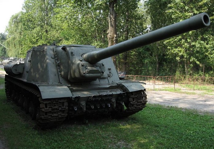 폴란드 군사 기술 박물관에 전시 중인 ISU-122. < 출처 : (cc) SuperTank at Wikimedia.org >