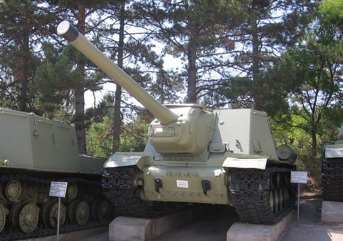 세바스토폴 사푼 고지 전투 박물관에 전시 중인 ISU-122. < 출처 : (cc) Cmapm at Wikimedia.org >