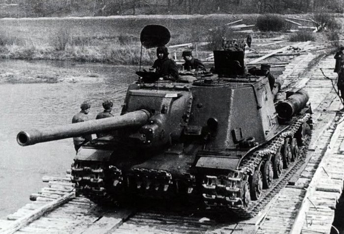 1945년 4월 14일 부교를 통해 체코슬로바키아의 나이저 강을 건너는 ISU-122. < 출처 : Public domain >