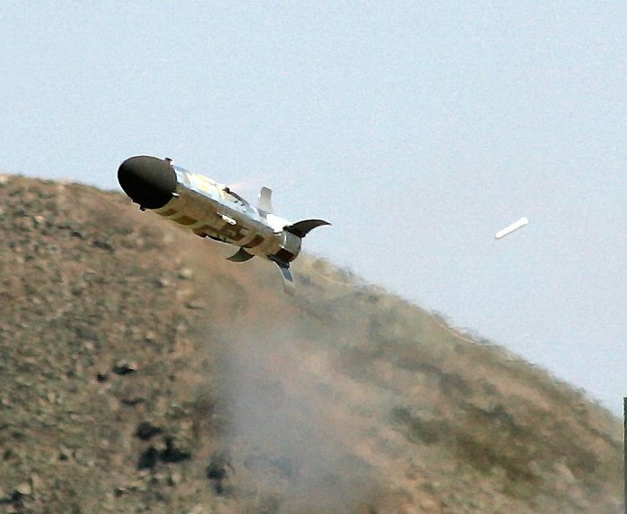 몸체 양옆으로 추진 로켓이 분사되는 미사일. 뒤로 가느다란 유도선이 보인다. <출처 : MBDA / Michel Hans>