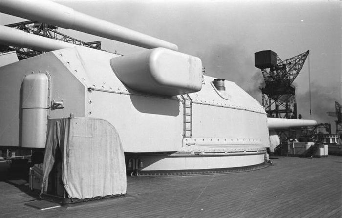 비스마르크급의 전방 포탑 모습. 380mm 대구경 포가 전후방 4개의 포탑에 쌍열로 장착되었다. < 출처 : Public Domain >