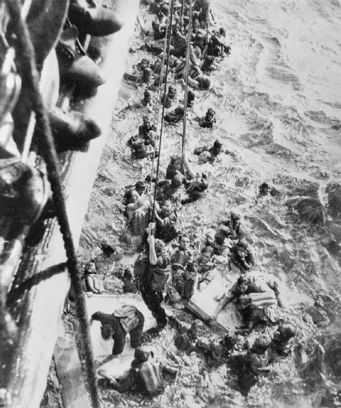 영국 순양함 도르셀쉬어에 의해 구조되는 비스마르크의 승조원들. 2,300여 명중 111명만 생존했다. < 출처 : Public Domain >