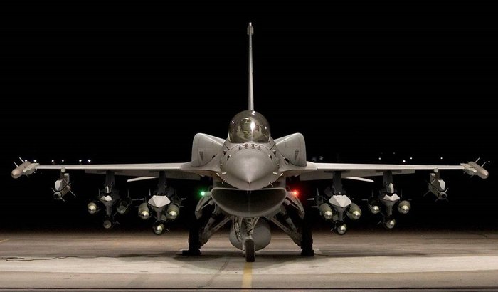 정면에서 바라본 F-16V의 모습. 기수의 뾰족한 돌기는 피토관 외에 센서류이며, 조종석 좌우에 삼각형으로 튀어나온 부분이 여분의 연료를 탑재한 컨포멀 탱크(CFT: Conformal Tank)이다. (출처: Lockheed-Martin Corp.)