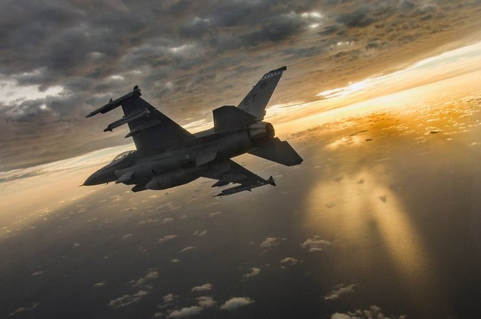 아래에서 올려다 본 F-16V. (출처: US Air Force)