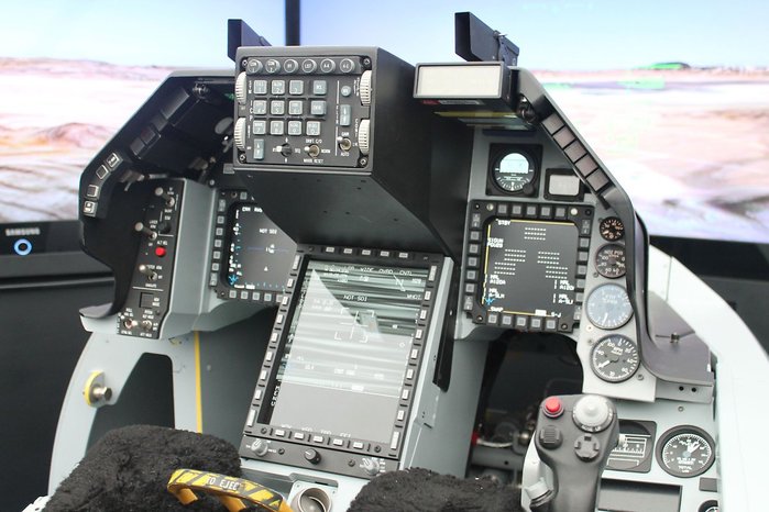 F-16V의 조종석 디스플레이 목업. 패널 중앙 하단에 기둥식 대형 디스플레이 창(CPD: Center Pedestal Display)이 특징적이다. (출처: Chris Pocock/AINOnline)