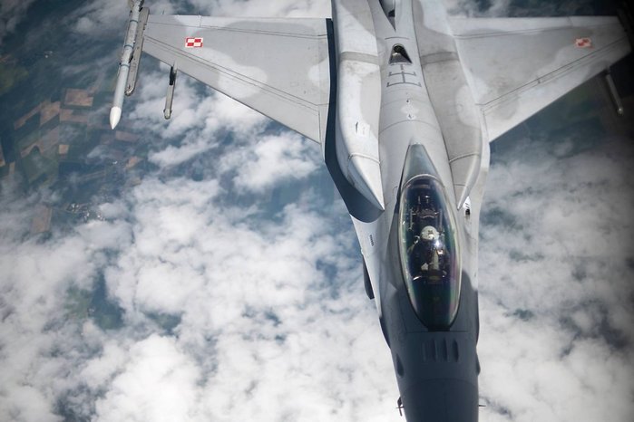미 공군의 KC-135 공중급유기에 공중 급유를 받고자 접근 중인 폴란드 공군 소속 F-16V의 모습. 2020년 6월 폴란드에서 실시된 발틱 작전(Baltic Operations) 연습 간 촬영된 것이다. (출처: Sgt. Emerson Nunez/US Air Force)