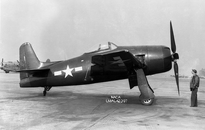 XF8F-1 프로토타입. 옆의 사람과 비교하면 기체는 작지만 강력한 힘을 발휘하기 위해 엔진과 프로펠러가 크다는 사실을 알 수 있다. < 출처 : Public Domain >