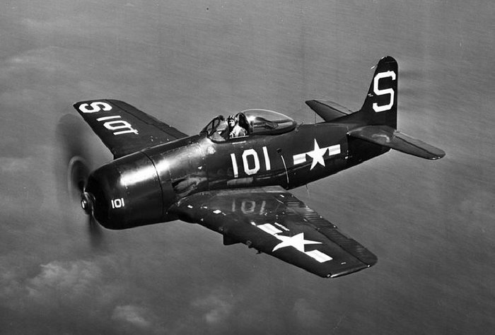 1947년 비행 중인 VF-5 소속 F8F. 최고의 프로펠러 전투기 중 하나이나 실전에서 명성을 얻지는 못했다. < 출처 : (cc) SDASM Archives at Wikimedia.org >