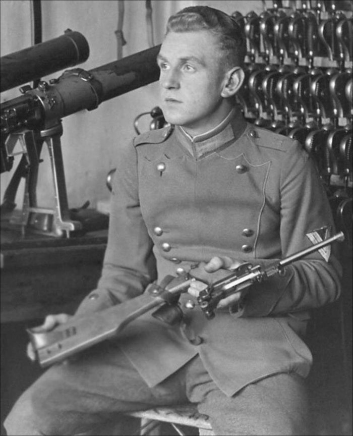 루거 08 권총들은 1차대전 당시 독일군의 주력 권총으로 사용되었는데, 특히 TM-08 드럼탄창과 개머리판이 장착된 포병모델은 참호전에서 돌격시 기관단총처럼 사용되기도 했다. < 출처 : Public Domain >