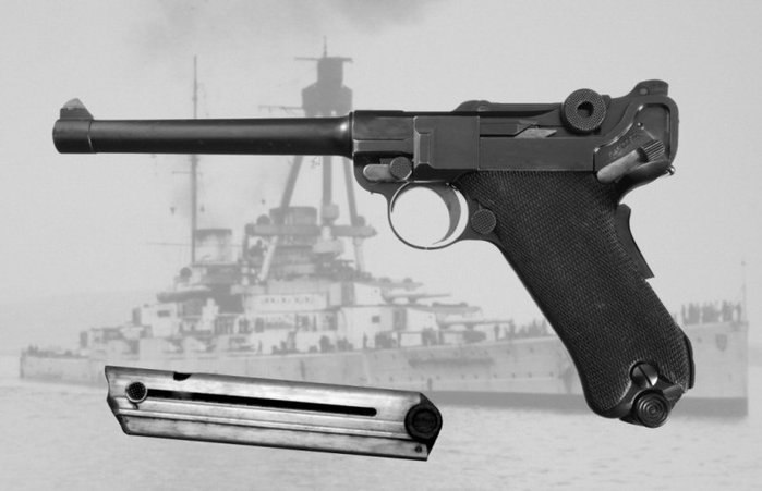 해군에 납품된 루거 P04. 육군에 납품된 루거 P08에 비해 총신이 긴 특징이 있다. < 출처 : (cc) Hmaag at Wikimedia.org >