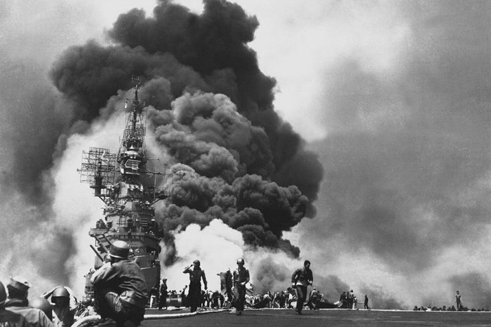 1945년 5월 11일 카미카제로부터 직격을 당해 폭발과 화재가 발생한 CV-17 벙커힐. 에식스급이 전쟁 후반기에 투입되었다고 결코 수월하게 임무를 수행한 것은 아니었다. < Public Domain >