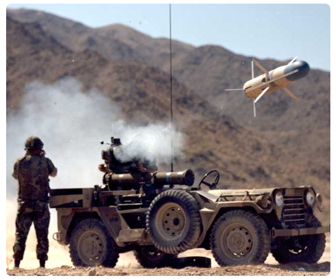 유선유도 방식으로 비행 속도가 최대 320m/s에 불과했던 BGM-71 토우 <출처 : 미 육군>