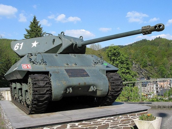 M10 GMC는 역사상 가장 많이 생산된 대전차 기갑장비다. 성능이 준수하다는 의미이기는 하나 일선에서는 좀 더 빠르고 다루기 쉬운 자주대전차포를 원했다. < 출처 : (cc) Jean-Pol GRANDMONT at Wikimedia.org >