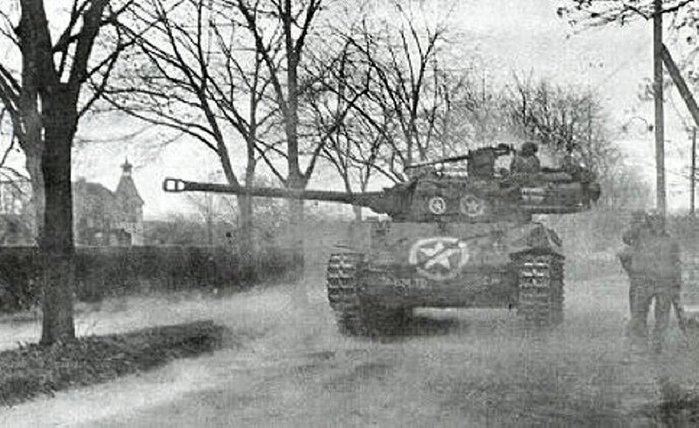 유럽 전역 종전 직전인 1945년 4월 독일 비슬록에서 전투 중인 제824 대전차대대 소속 M18. < 출처 : Public Domain >