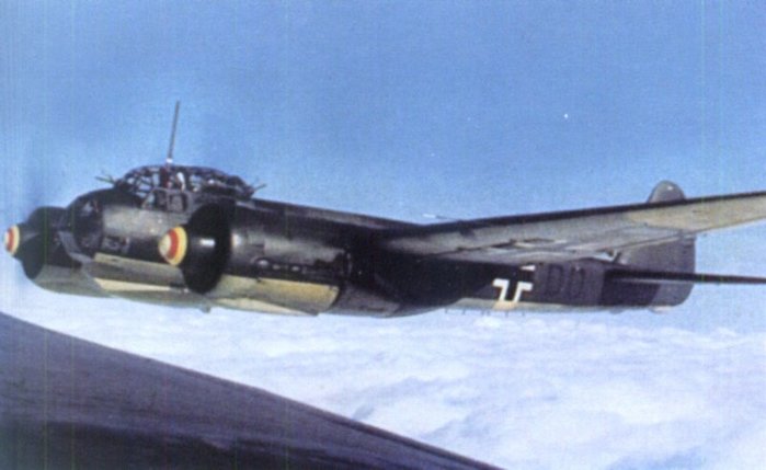 Ju 88은 배치 당시에 최신 전투기와 맞먹는 고속 비행이 가능했고 기동력도 좋아 폭격기 이외에 다양한 변형이 존재한다. < 출처 : (cc) Umeyou at Wikimedia.org >