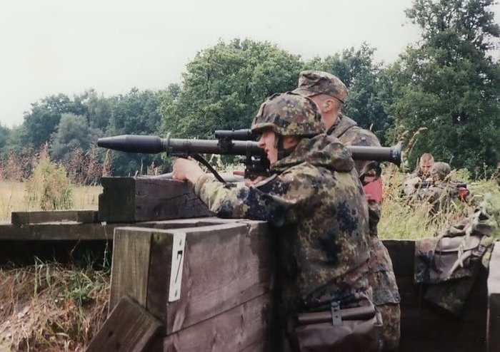1991년 촬영된 PzF 44 훈련 중인 독일군 병사 <출처 : chainlinkandconcrete.blogspot.com>