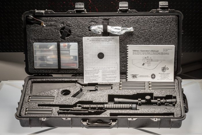Mk 11 Mod 0 저격소총의 제품구성으로 상하 총몸이 분리되어 각종 장비와 함께 케이스에 수납된다. <출처: gunbroker.com>