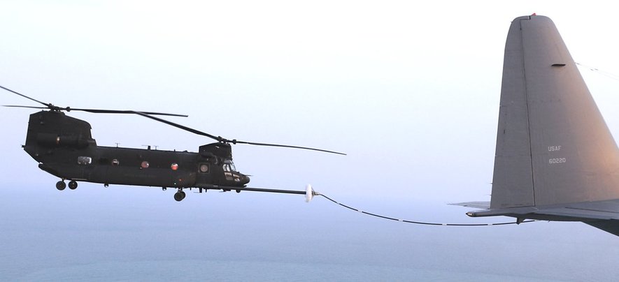 MH-47은 장거리 대형특수작전헬기로써 비행거리가 중요했는데, 급유프로브로 이러한 문제를 해결했다. <출처: US Air Force>