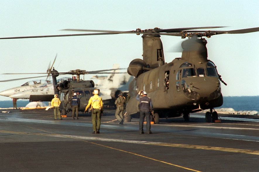 1994년 조지워싱턴 항모의 갑판에 착륙한 MH-47D 헬기 <출처: Gregg Snaza / US DoD>