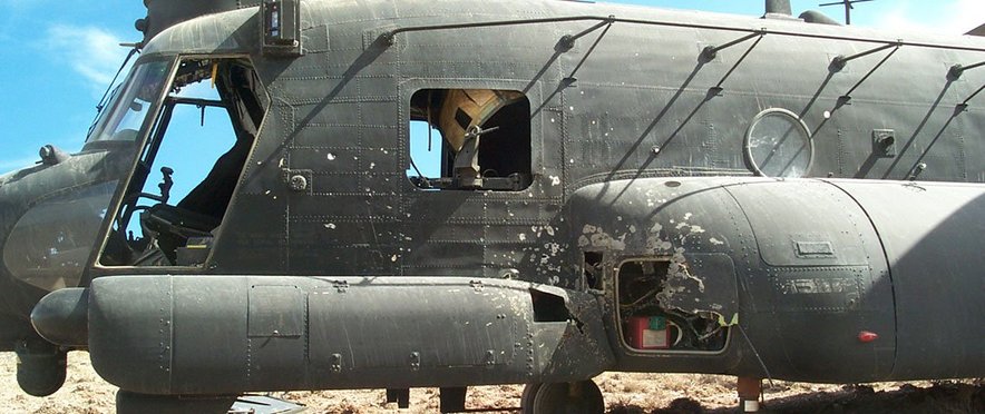 MH-47은 대테러전쟁에서 집중적으로 사용되면서 커다란 피해를 입었다. 사진은 2002년 3월 로버츠고지 전투에서 피격된 테일코드 476번기의 모습이다. <출처: US SOCOM>
