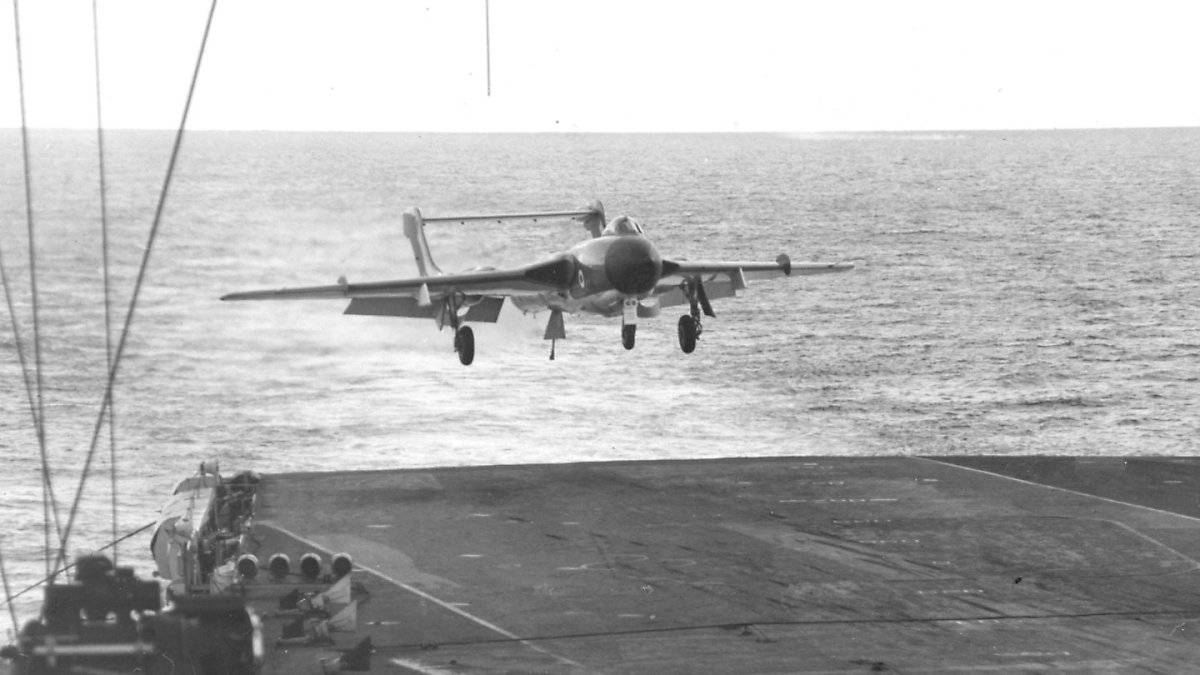 1960년 센토어(Centaur) 항모에 착함 중인 시 빅슨 FAW.1 < 출처 : BAE Systems >
