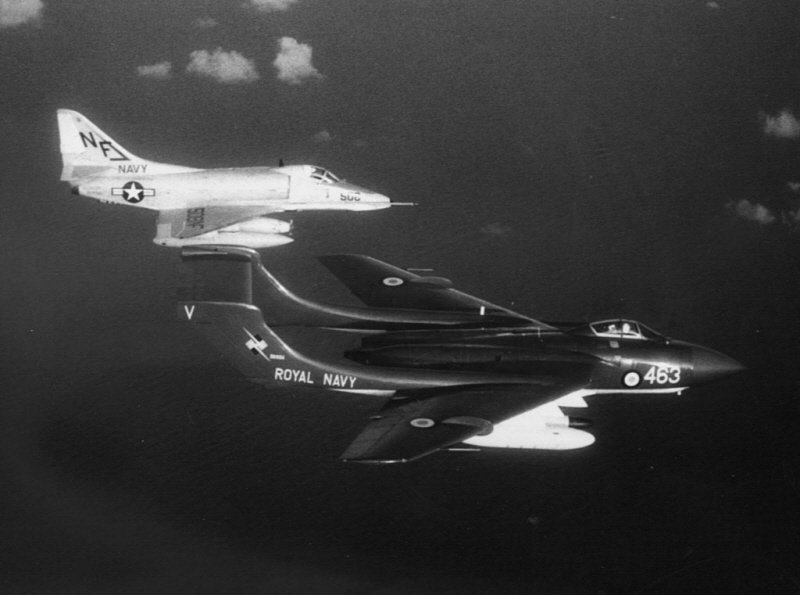 1964년 미 해군 제55 공격비행대 소속 A-4와 합동 훈련 중인 제893 전투비행대 소속 시 빅슨. < 출처 : Public Domain >