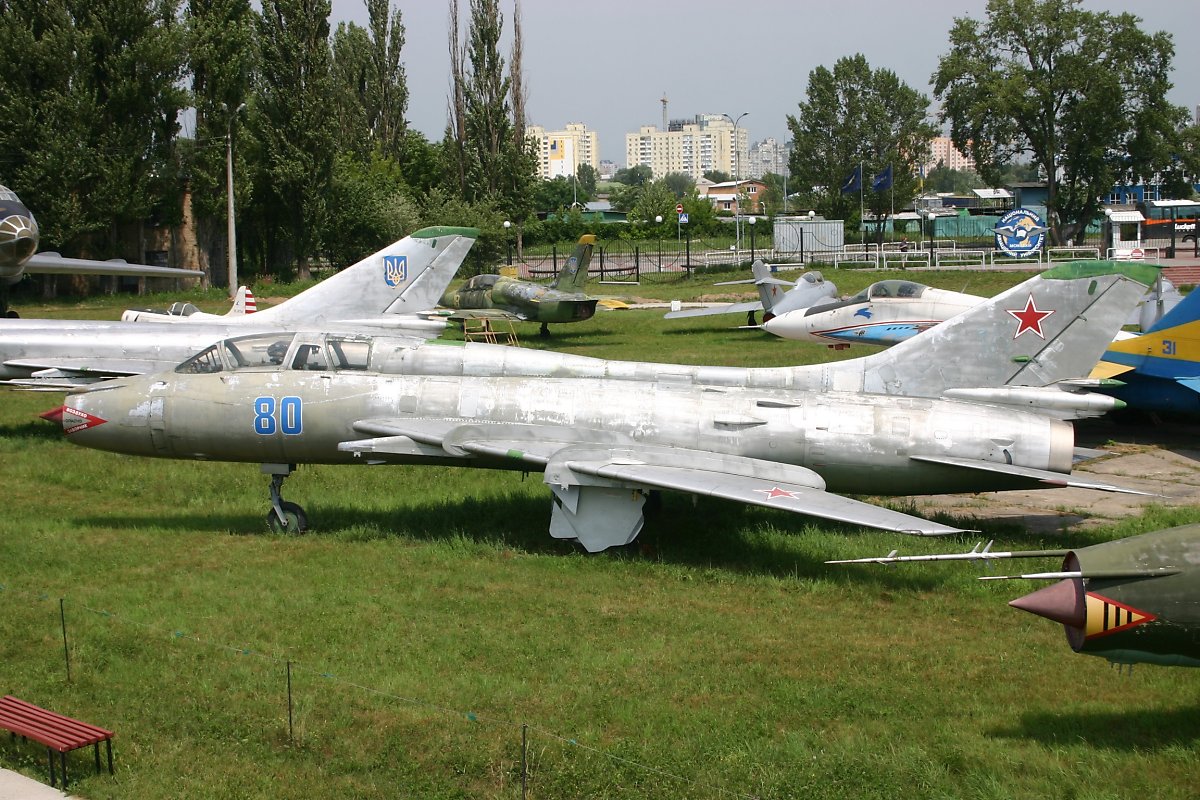 우크라이나 키예프의 줄라니(Zhulhany) 박물관 야외에 주기된 Su-17UM-3의 모습. (출처: Aeroprints.com)