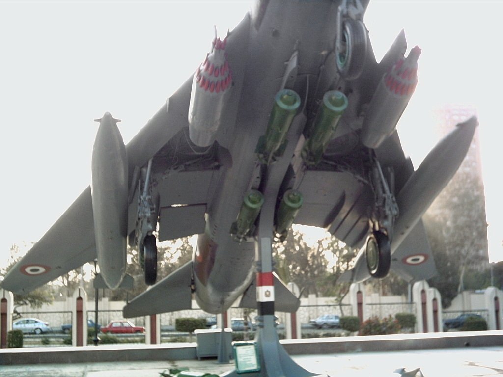 두 대의 외장 탱크와 두 기의 로켓포드, 250kg 폭탄 4발이 장착된 이집트 공군의 Su-20 배면 모습. 접혀있는 가변익이 F-14를 연상시킨다. (출처: Public Domain)