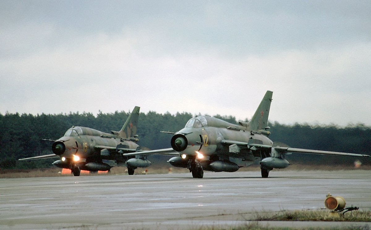 동독 그로스 될른 항공기지에서 이륙중인 Su-17M4 편대. 이들 기체는 1994년 러시아로 복귀했다. <출처: Rob Schleiffert / Wikipedia>