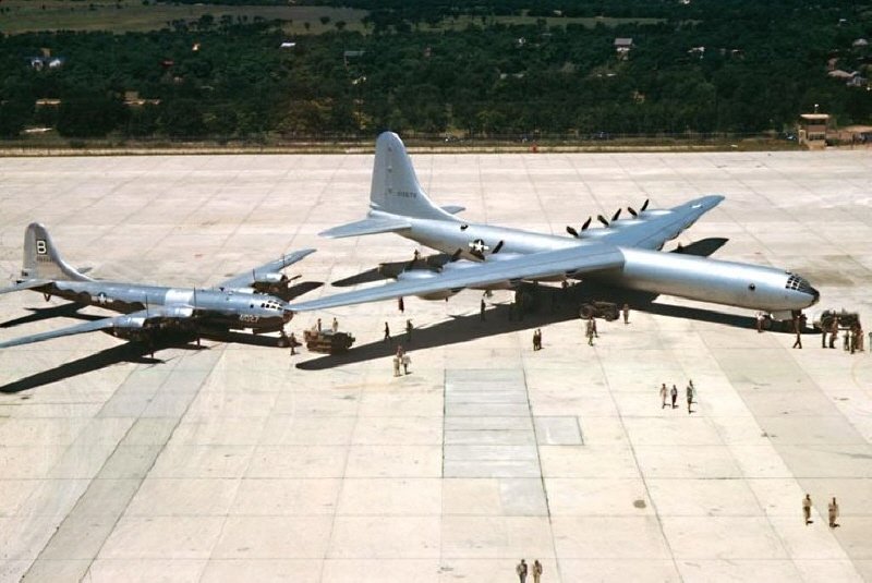 1948년 촬영된 B-29와 이를 후속할 XB-36. 제2차 대전 종전 후 미국은 핵폭탄과 이를 운반할 수 있는 폭격기를 중시하게 되었다. < 출처 : Public Domain >