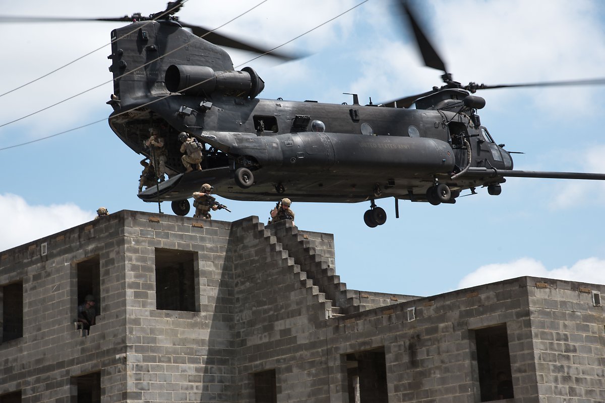 많은 병력을 한 번에 투입할 수 있다는 장점으로 인해 MH-47은 지휘관에 의해 선호된다. <출처: USSOCOM>