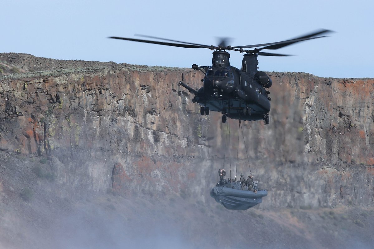 고속정을 항공수송하는 MEATS 임무는 일반형 시누크도 실시할 수 있지만, MH-47은 야간 저고도 침투가 가능하다. <출처: USSOCOM>