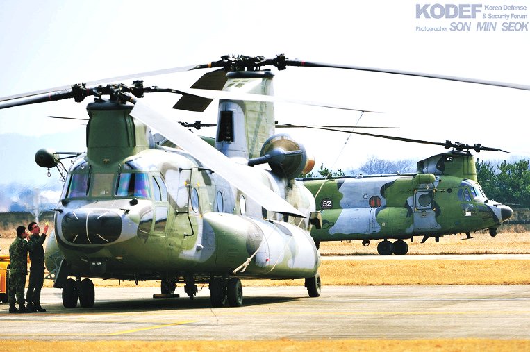 대한민국 육군이 운용중인 CH-47LR. FLIR 등을 장착하고 있어 제한적인 특수작전 침투에 투입할 수 있다. <출처: 손민석>