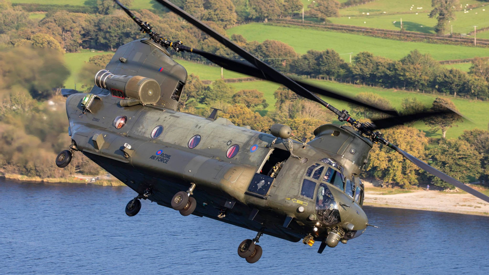 영국은 보유한 시누크 기종 전체를 CH-47F에 해당하는 HC6 사양으로 통일했으며, 이들 기체는 비록 항전장비는 MH-47G에 비교할 수 없으나 전반적으로 우수한 능력을 갖추어 특수전의 제한적 지원이 가능하다. <출처: UK MOD>