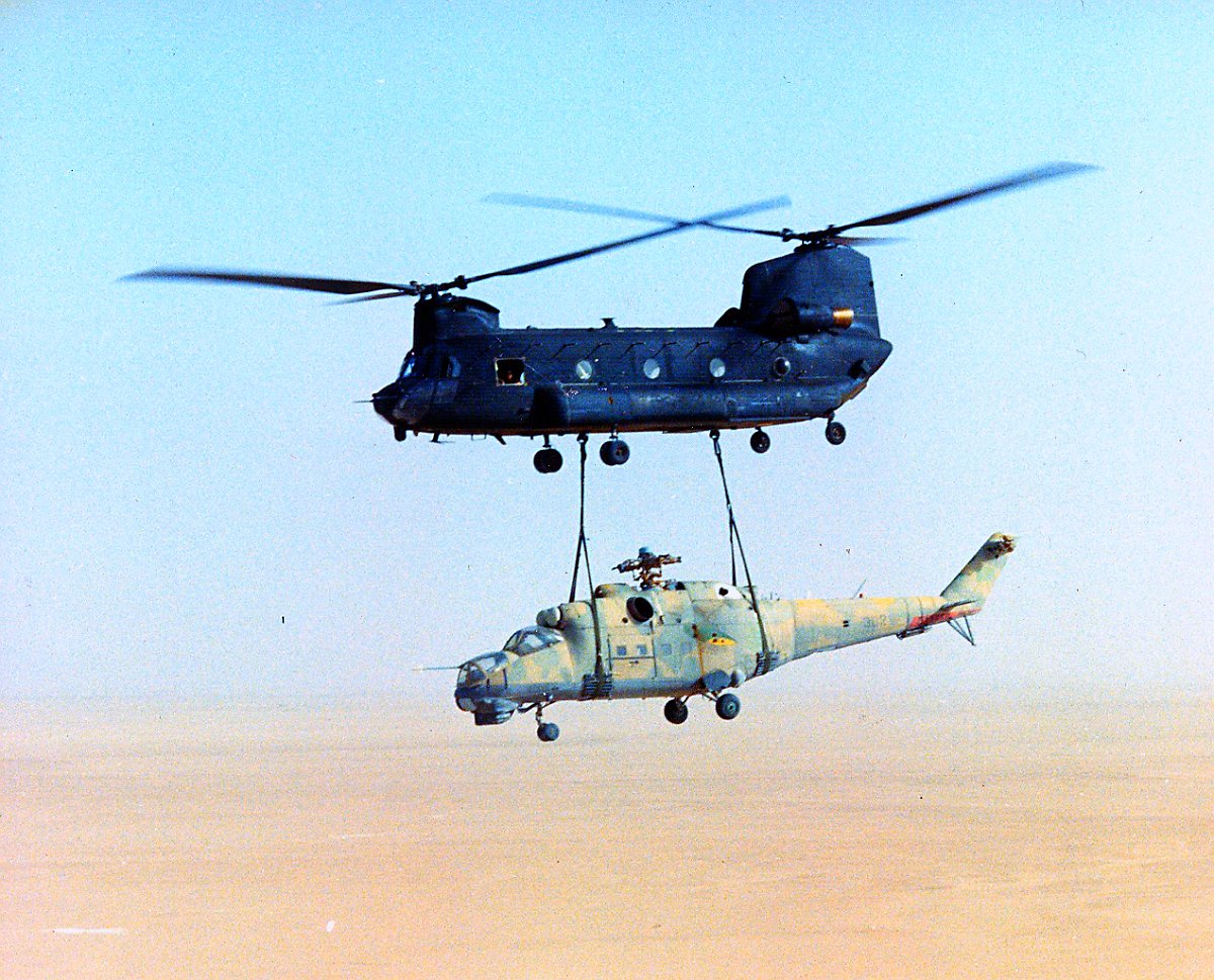 1988년 6월 마운트 호프 III 작전에서 MH-47D가 Mi-25 하인드-D 헬기를 회수하고 있다. <출처: USSOCOM>