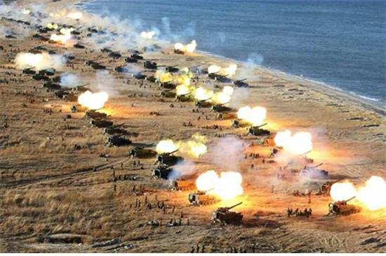 2017년 북한군 포병 화력타격 연습에서 각종 자주포가 사격을 하고 있다. <출처: 로동신문>